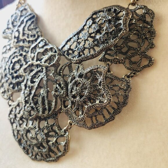 Ann Taylor Floral Lace Cluster Aged Gold Tone Steampunk Goth Statement Necklace - Picture 4 of 5